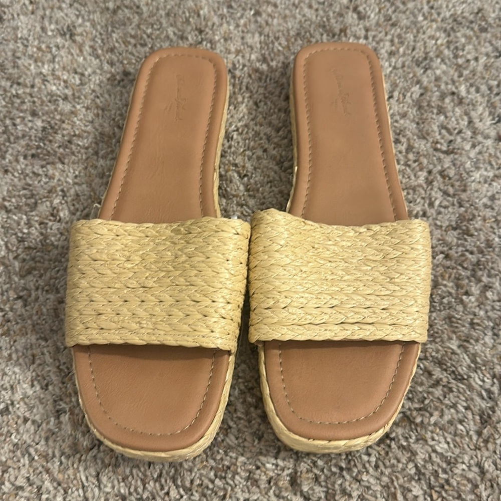 Universal Thread Raffia Sandals | Size 10 - Picture 2 of 4